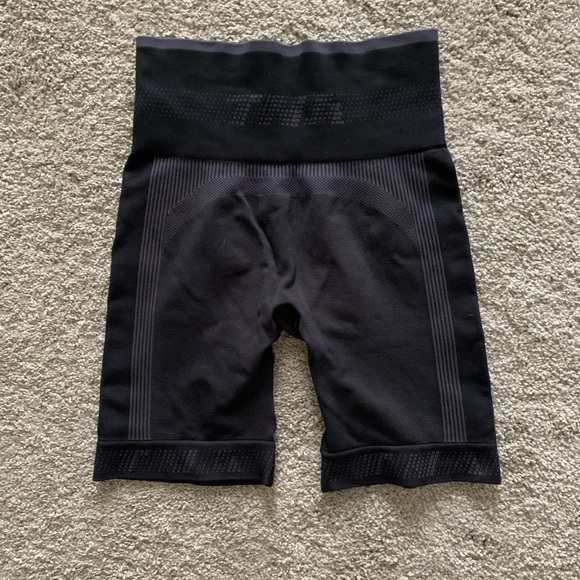 Aritzia TNA bike shorts - Picture 2 of 3